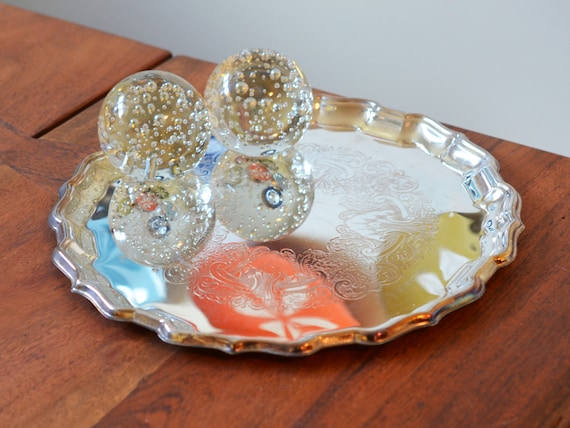 Plateau de service vintage en métal argenté – Décor gravé