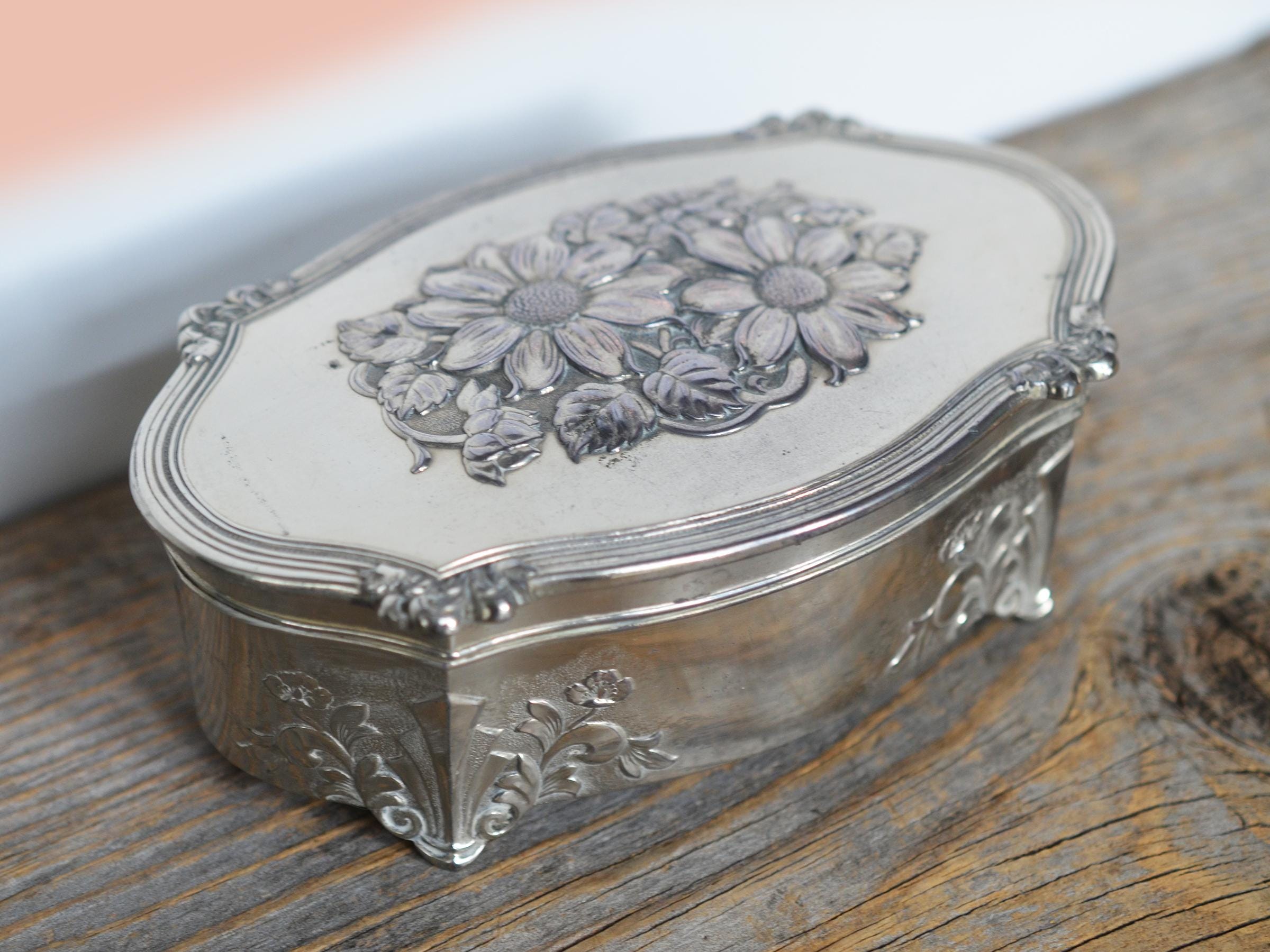銀製アンティークjewelry Box Vintage Silver Plated Jewelry Box, Daisy Bouquet, Blue Satin