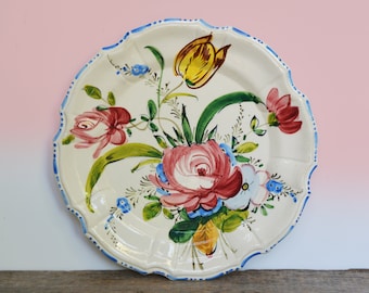 Piatto da parete vintage in maiolica italiana, con decorazione floreale dipinta a mano.