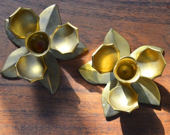 Vintage Brass Flower Candle Holder Set de 2, diseño floral alrededor de la década de 1960, Art Nouveau Floral, Decoración Boho