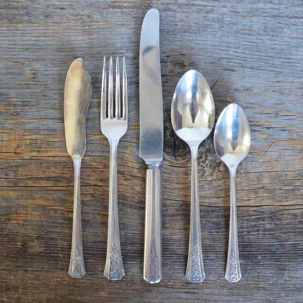 Vintage Oneida Fortune Flatware, Tudor Plate Silver-Plated Cutlery by Oneida Community in Fortune Pattern circa 1939, Floral Flatware