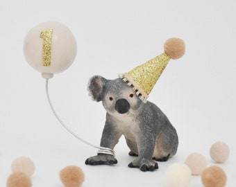 Décoration de gâteau Koala avec chapeau de fête et ballon. Décoration de gâteau de fête d'anniversaire neutre / naturelle / bohème, premier 1er anniversaire