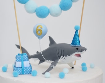 Décoration de gâteau requin avec chapeau de fête bleu et ballon, décoration de gâteau d'anniversaire grand requin blanc, décoration requin