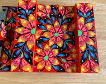 Tortillera tradicional de madera pintada a mano en Oaxaca, Mexico. Prensa para hacer tortillas , memelas, alebrijes, cocina tradicional