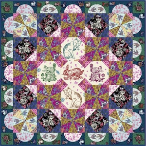 Può includere: Una trapunta colorata con un design a patchwork che presenta vari animali, tra cui gatti, conigli e scoiattoli. La trapunta è composta da quadrati e rombi in tonalità di rosa, blu, verde e giallo.