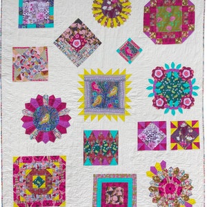Puede incluir: Una colcha blanca con una variedad de cuadrados y círculos de patchwork coloridos. La colcha presenta una variedad de patrones florales y geométricos en tonos de rosa, azul, verde, amarillo y morado.