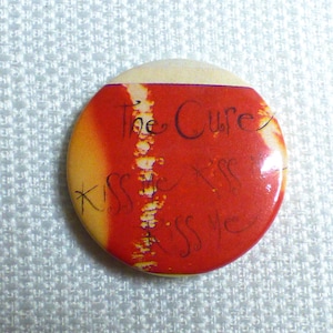 Vintage 80s The Cure - Kiss Me, Kiss Me, Kiss Me Album (1987) - Pin / Button / Badge