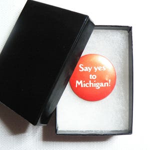 Vintage 80s Say Yes to Michigan Red and White Pin / Button / Badge image 4