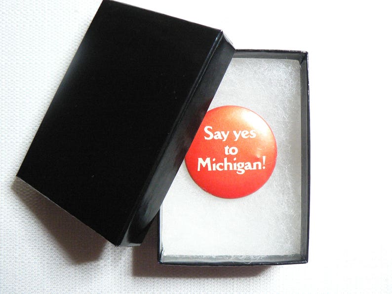 Vintage 80s Say Yes to Michigan Red and White Pin / Button / Badge image 4