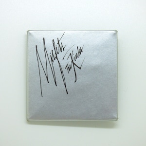 以下が含まれることがあります： 黒いインクで「Misfits」と「The Kinks」と書かれた、銀色の長方形の箱です。