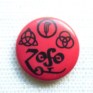Vintage 70er Jahre – Led Zeppelin – Album IV (1971) – Rotes Zoso-Logo – Anstecknadel / Button / Abzeichen