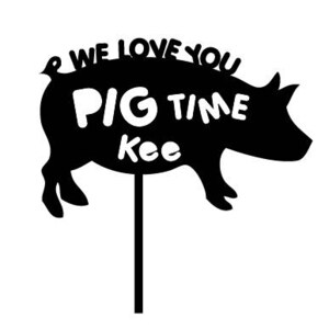 以下が含まれることがあります： 白い背景に「& We Love You Pig Time Kee」というテキストが書かれた豚の黒いシルエット