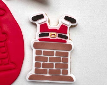 Sello y cortador de galletas "Santa abajo de la chimenea" (repujado) de 90 x 65 mm