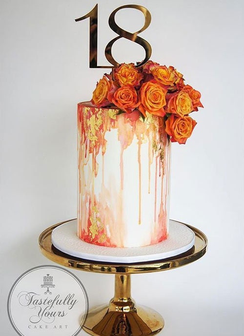 gâteau d'anniversaire 18 ans 4791220 Art vectoriel chez Vecteezy