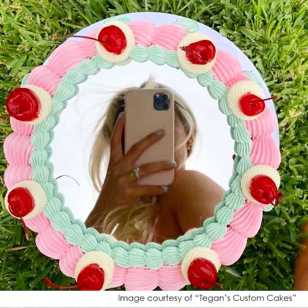 Selfie Mirror Cake Topper Round - Add Fun and Style to Your Celebration