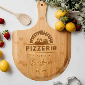 Pizzeria at the &quot;Surname&#39;s&quot; - Personalised Pizza Serving Board - Pizza Cutting Board, Pizza Lover Gift, Custom Pizza Peel