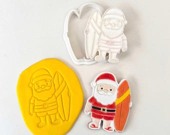 Sello y cortador de galletas de Papá Noel surfista – Grabado en relieve – 90 mm x 74 mm