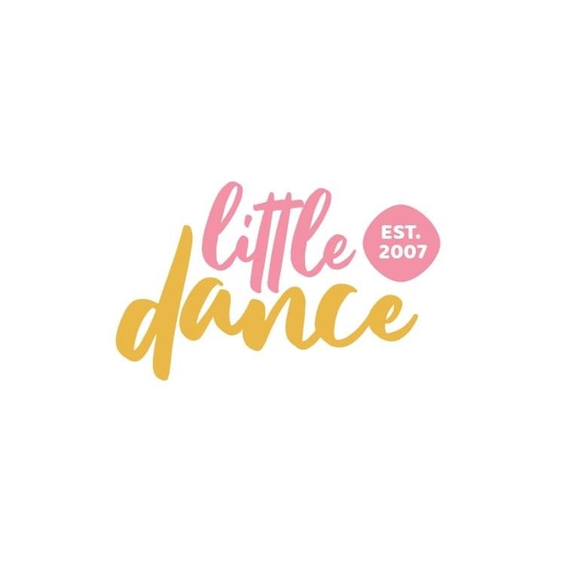 Peut inclure: Logo avec l'inscription "little dance" en &eacute;criture cursive, le mot "little" en rose et "dance" en or. Un cercle rose avec "EST. 2007" est &agrave; droite. Le fond est blanc.