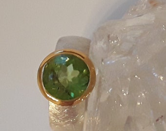 Peridotring in Silber - facettiert / teilvergoldet - Gr. 53/54