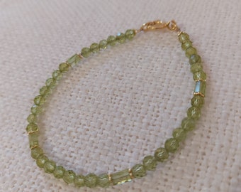 zartes Peridotarmband mit vergoldetem Sterling Silber // facettierte Kugeln und Walzen