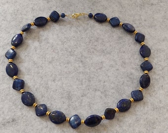 Collier aus Lapislazuli-Perlen - mit Repliken aus dem Goldmuseum in Bogota