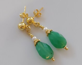 Earrings made of chrysoprase and freshwater pearls // silver - gold plated