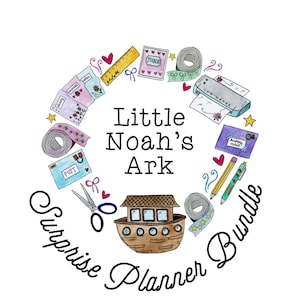 Puede incluir: Una ilustración de acuarela de un círculo con un arca marrón en el centro. El arca tiene ventanas y ojos de buey. El círculo está rodeado de varios suministros de planificación, incluyendo tijeras, cinta adhesiva, pegatinas, una laminadora y un lápiz. El texto "Little Noah's Ark Surprise Planner Bundle" está escrito alrededor del círculo.