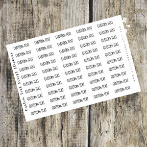 Puede incluir: Una hoja de papel blanco con el texto "Custom Text Script Stickers" impreso en el lado izquierdo. El resto de la hoja está lleno del texto "CUSTOM TEXT" repetido en filas.