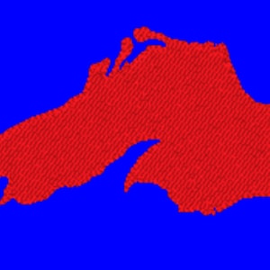 Op de afbeelding: Een rode omtrek van het Bovenschiereiland van Michigan op een blauwe achtergrond.