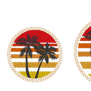 Könnte beinhalten: Drei gestickte Designs von Palmen, die vor einem Sonnenuntergang mit einem roten, orangefarbenen und gelben Farbverlauf silhouettiert sind. Die Designs sind in einem Kreis mit einem goldenen Rand.