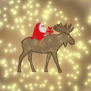 Op de afbeelding: Geborduurd beeld van de Kerstman die op een eland rijdt en een rood cadeau vasthoudt. De eland en de Kerstman zijn respectievelijk bruin en rood, met een witte baard. De achtergrond is een zachte, gouden kleur met kleine, witte, gloeiende stippen.