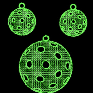 Può includere: Tre ornamenti decorativi rotondi di colore verde con un design traforato e un piccolo anello in cima. Gli ornamenti hanno un motivo a griglia e diversi tagli circolari.
