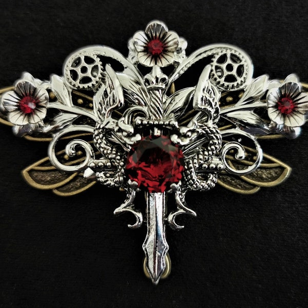 Prachtige gotische Steampunk broche met zilveren draken, zwaard, bloemen en rode kristallen strasssteentjes