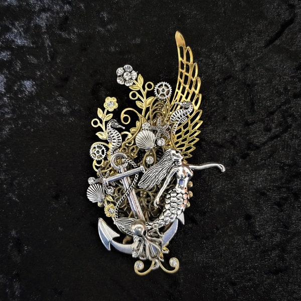 Superbe broche sirène sur le thème de la fantaisie - Broche steampunk ailée en filigrane avec sirène, hippocampe, pieuvre, coquillages, ancre et engrenages