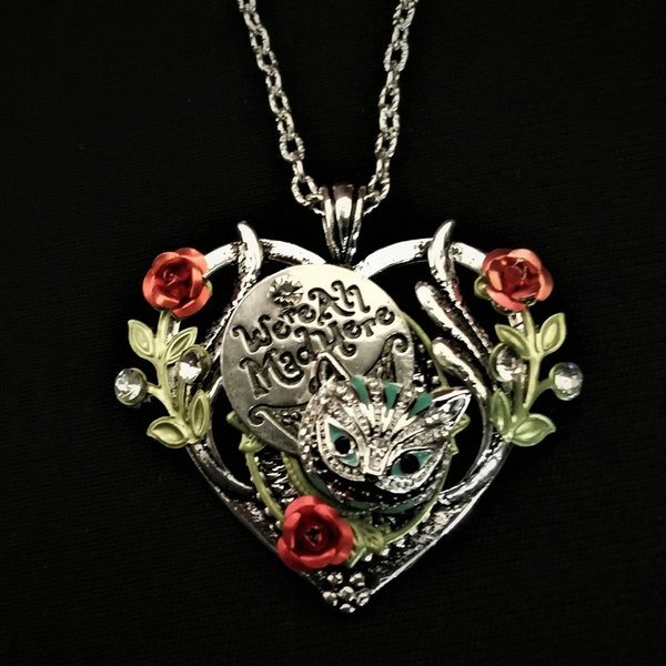 Collier à pendentif en forme de cœur inspiré d'Alice au pays des merveilles peint à la main avec le chat du Cheshire et charms Nous sommes tous fous ici