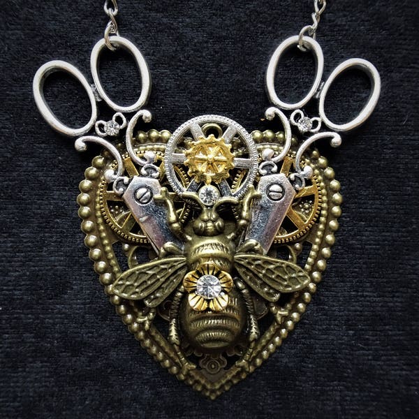 Collier pendentif steampunk couture abeille en bronze en forme de coeur avec abeille en bronze, breloques ciseaux en argent et engrenages et rouages mécaniques steampunk