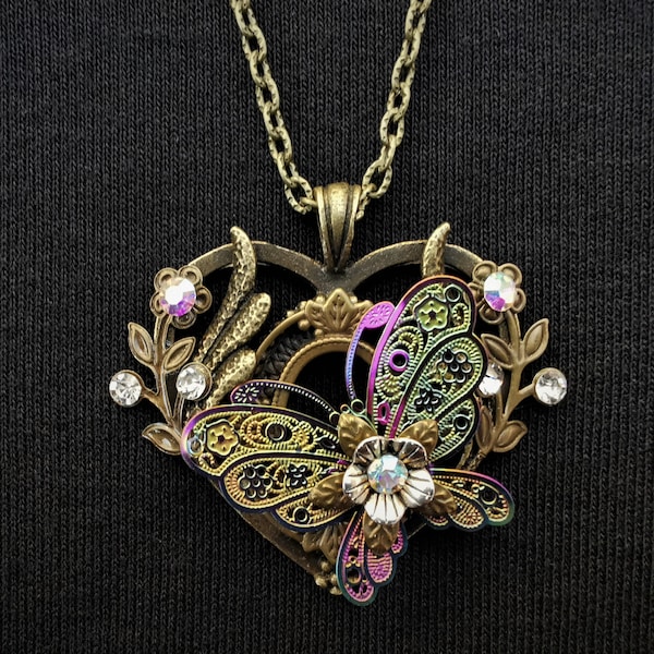 Bijoux steampunk fantaisie romantiques - Adorable collier pendentif en bronze en forme de coeur avec papillon en filigrane irisé et cristaux en strass