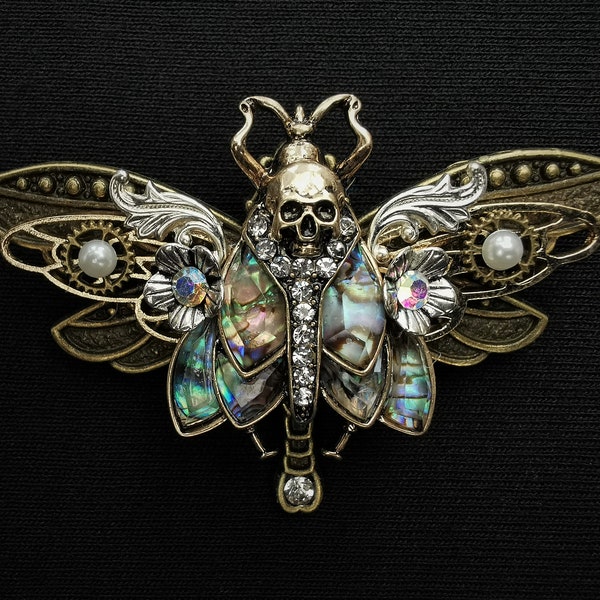 Broche gothique Art nouveau tête de mort avec sphinx et libellule en bronze + incrustations de style ormeau, demi-perles et strass