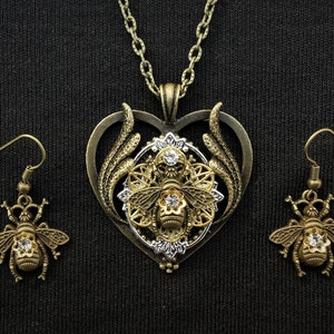 Beautiful heart-shaped silver, bronze and gold Queen Bee Pendant Necklace with matching queen bee earrings - Steampunk jewellery set