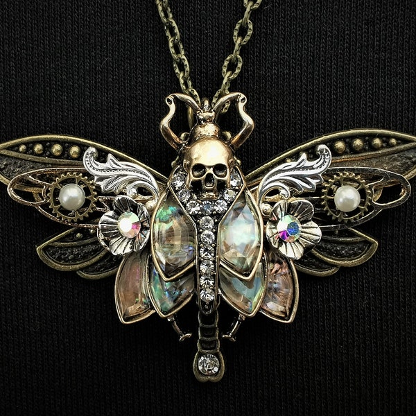 Collar con colgante gótico Art Nouveau de polilla halcón calavera y libélula de bronce + incrustaciones de estilo abulón, medias perlas y diamantes de imitación