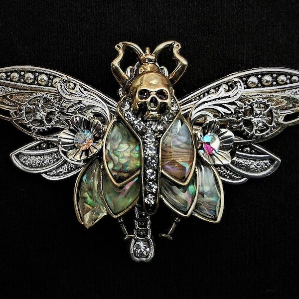 Spilla in stile gotico Art Nouveau con testa di morto, falena e libellula in argento con intarsi in stile abalone e cristalli di strass diamante