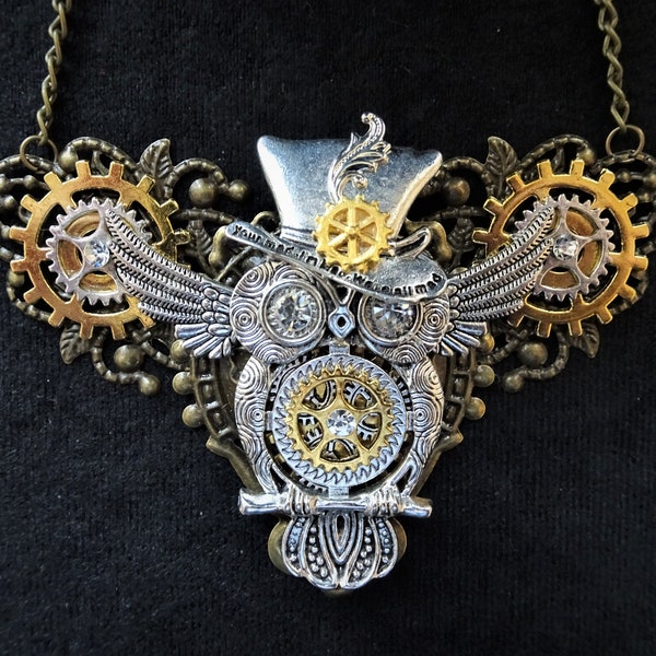 Bijoux steampunk Collier plastron hibou dans un chapeau haut de forme - base en filigrane de bronze, breloques hibou ailé et chapeau haut de forme argentés, engrenages dentés dorés et strass