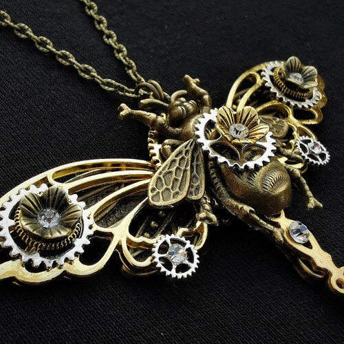Queen Bee Pendant Necklace With Bronze 
