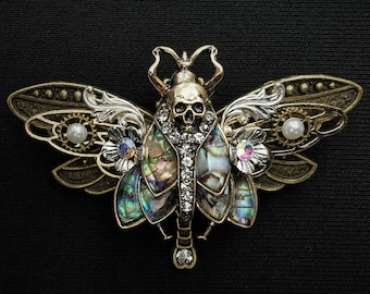 Broche gothique Art nouveau tête de mort avec sphinx et libellule en bronze + incrustations de style ormeau, demi-perles et strass