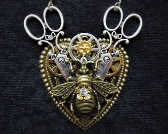 Collier pendentif steampunk couture abeille en bronze en forme de coeur avec abeille en bronze, breloques ciseaux en argent et engrenages et rouages mécaniques steampunk