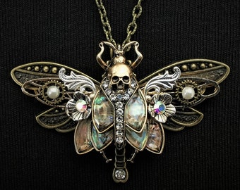Collier gothique Art nouveau tête de mort sphinx et libellule en bronze + incrustations de style ormeau, demi-perles et strass