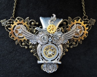 Bijoux steampunk Collier plastron hibou dans un chapeau haut de forme - base en filigrane de bronze, breloques hibou ailé et chapeau haut de forme argentés, engrenages dentés dorés et strass