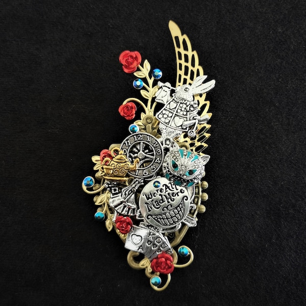 Broche inspirée d'Alice au pays des merveilles - Broche ailée en filigrane de style corsage avec des breloques sur le thème d'Alice