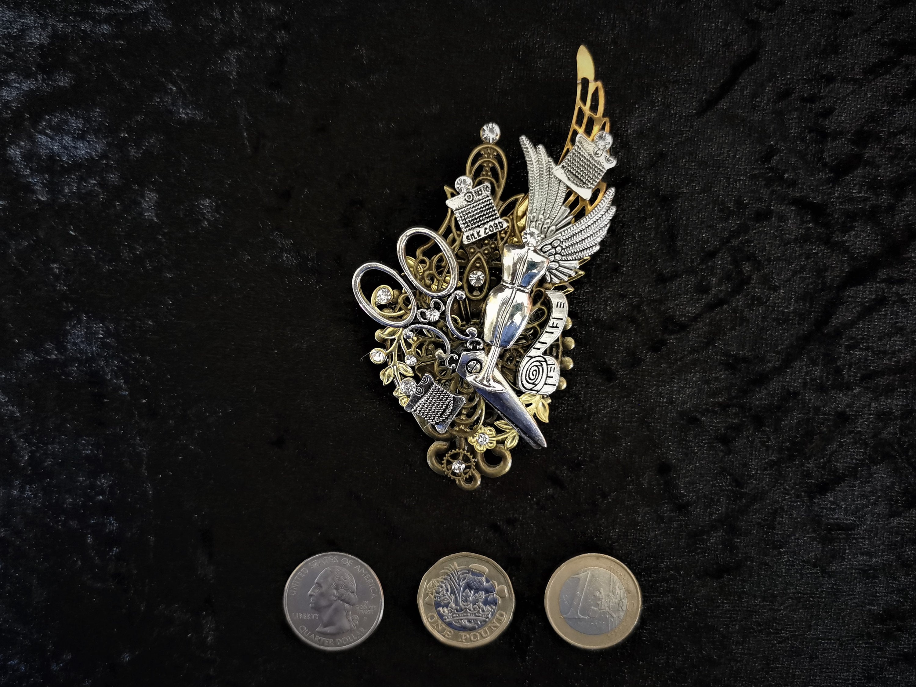Broche Artisanale Style Steampunk Gothique – Pièce Unique En Argile Polymère Avec Chaînes