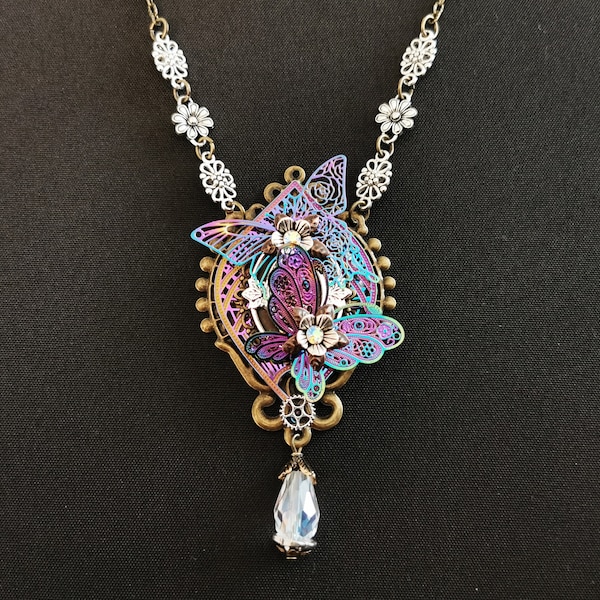 NOUVEAU ! - Magnifique collier à pendentif papillon fée steampunk Fae avec des papillons irisés violets, roses et turquoise, des fleurs + une goutte de cristal